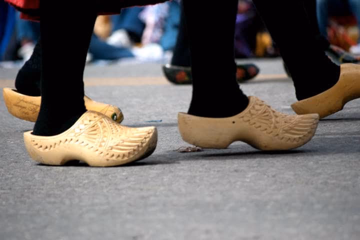 ¿Cuáles fueron los primeros zapatos hechos con madera?