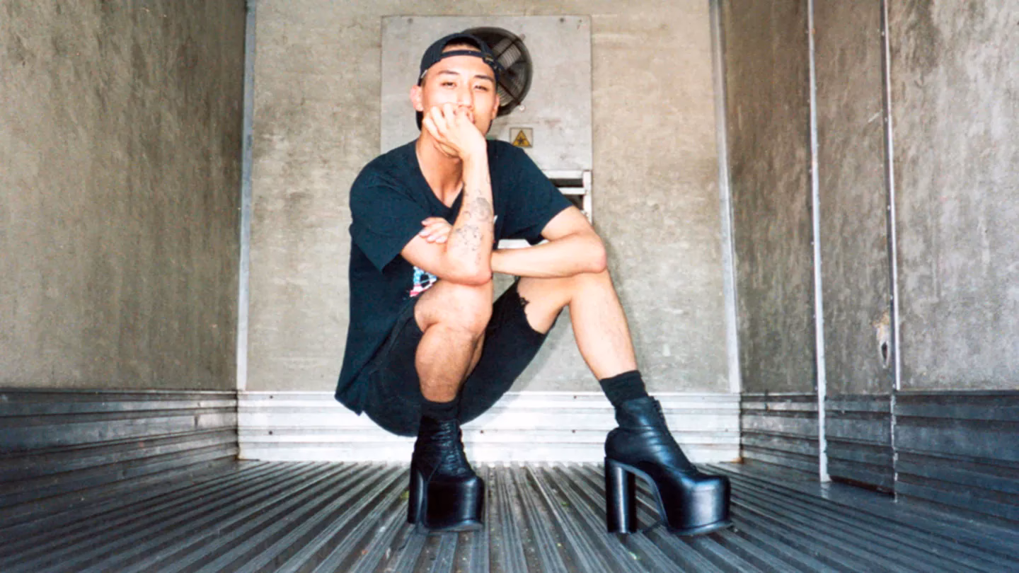 ¿Dónde puedo encontrar las botas de tacón para hombre?