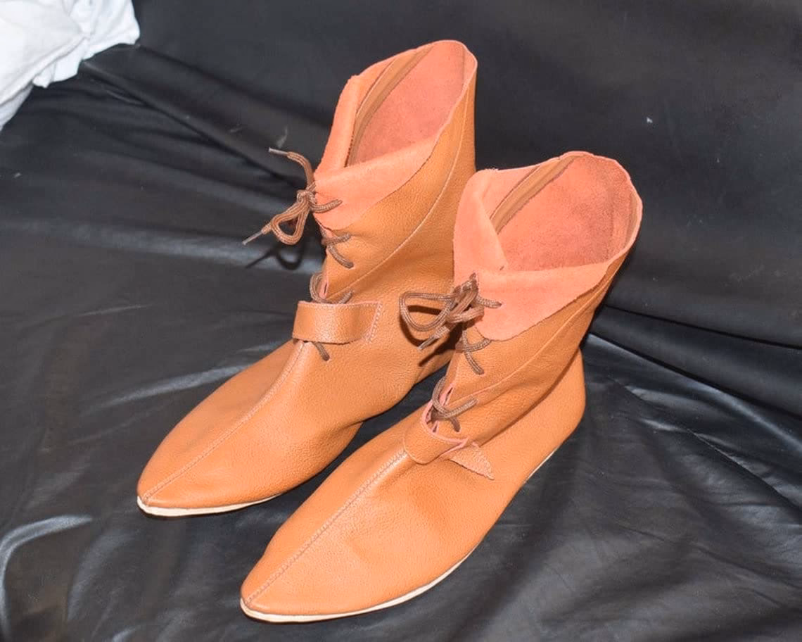 ¿Cuáles son los ejemplos de zapatos largos y puntiagudos?