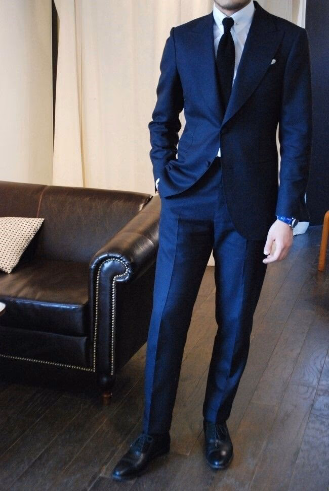 ¿Cuáles son los mejores zapatos para un traje azul marino?