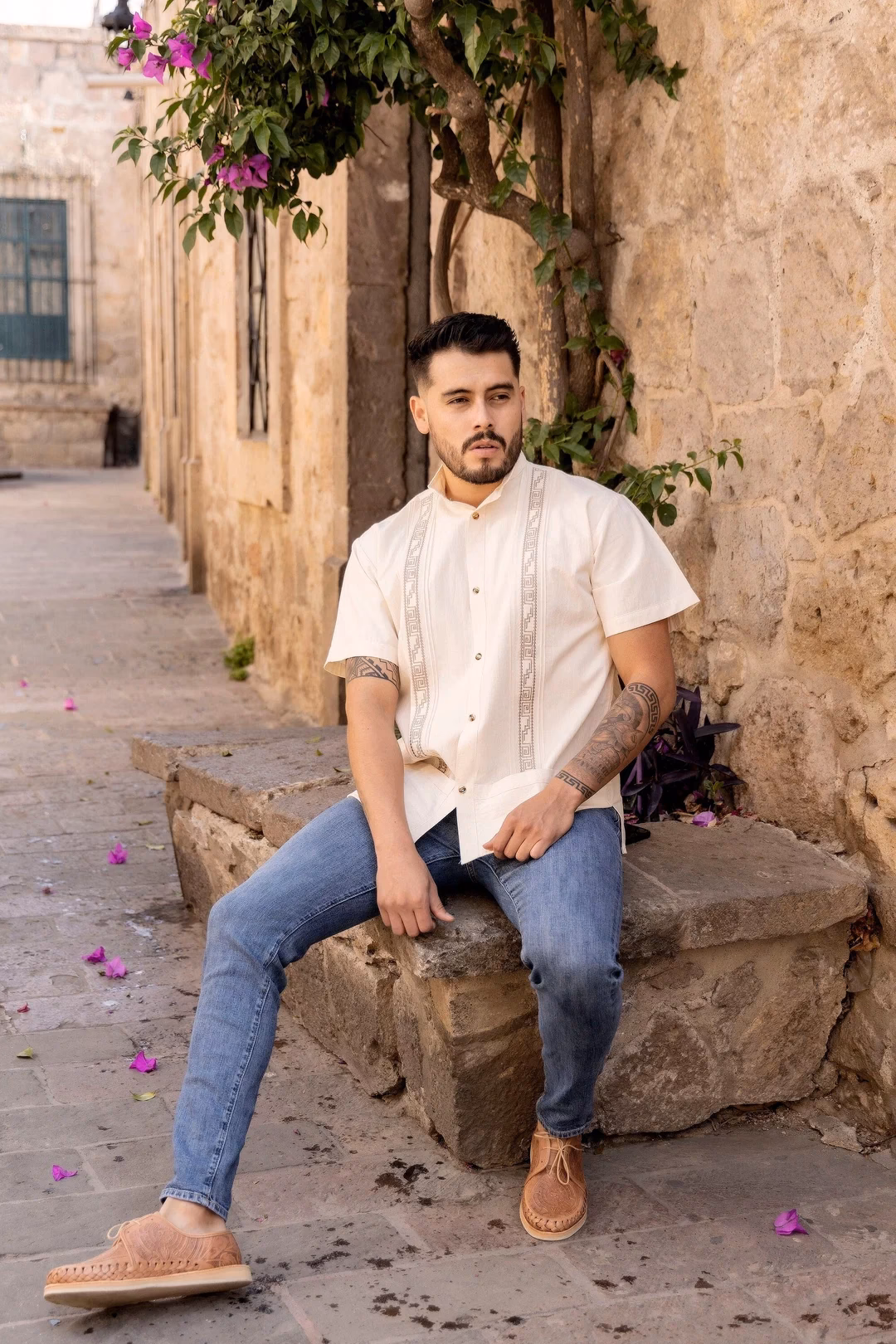 ¿Cómo se puede llevar una guayabera formal?