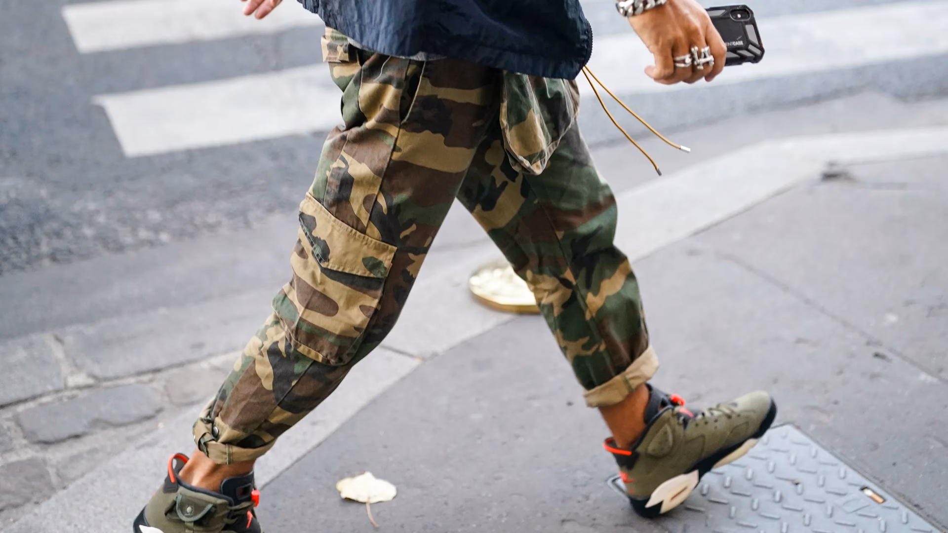 ¿Qué se puede usar con pantalones de camuflaje?