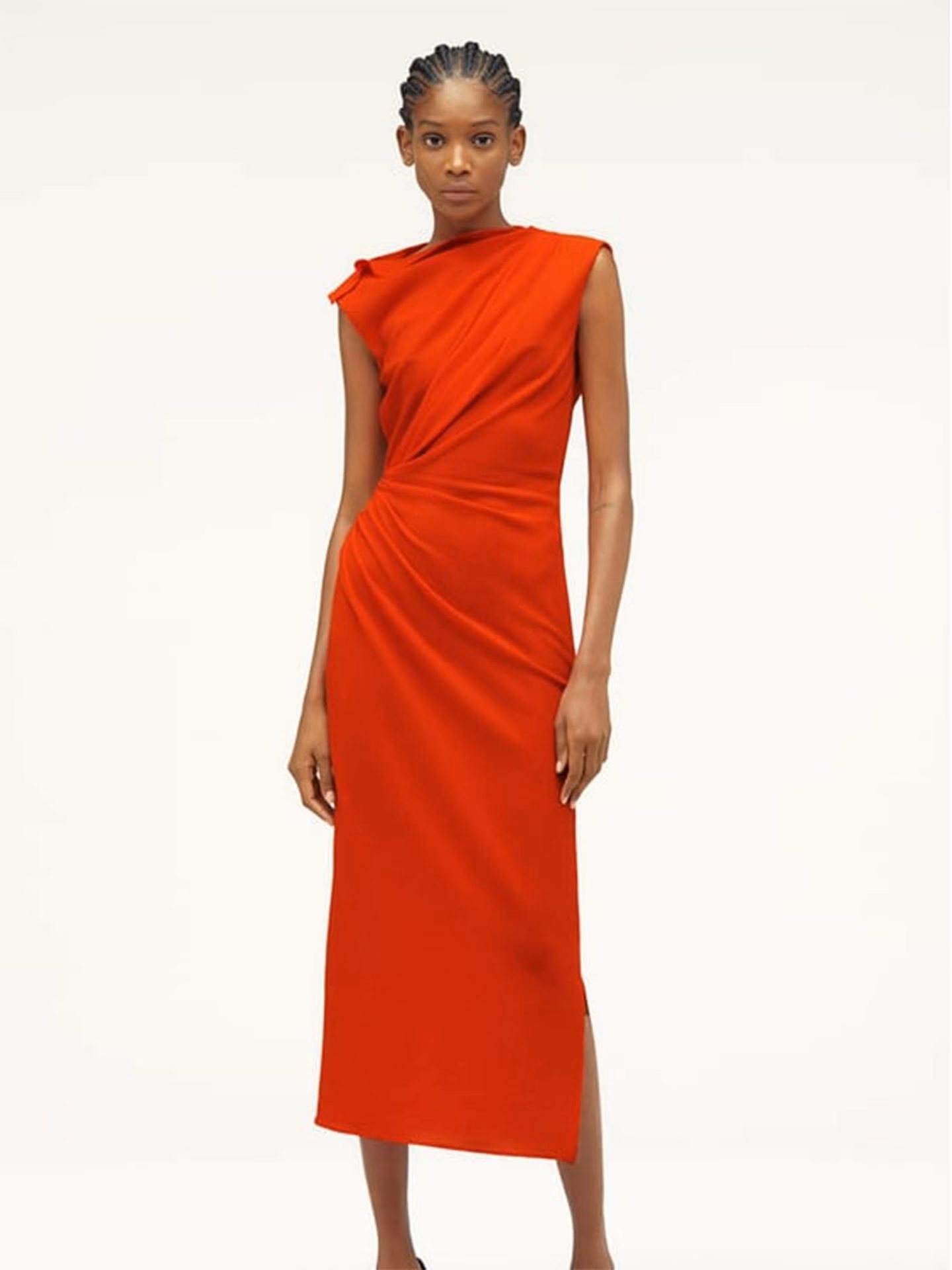 ¿Cómo combinar un vestido rojo con zapatos dorados?