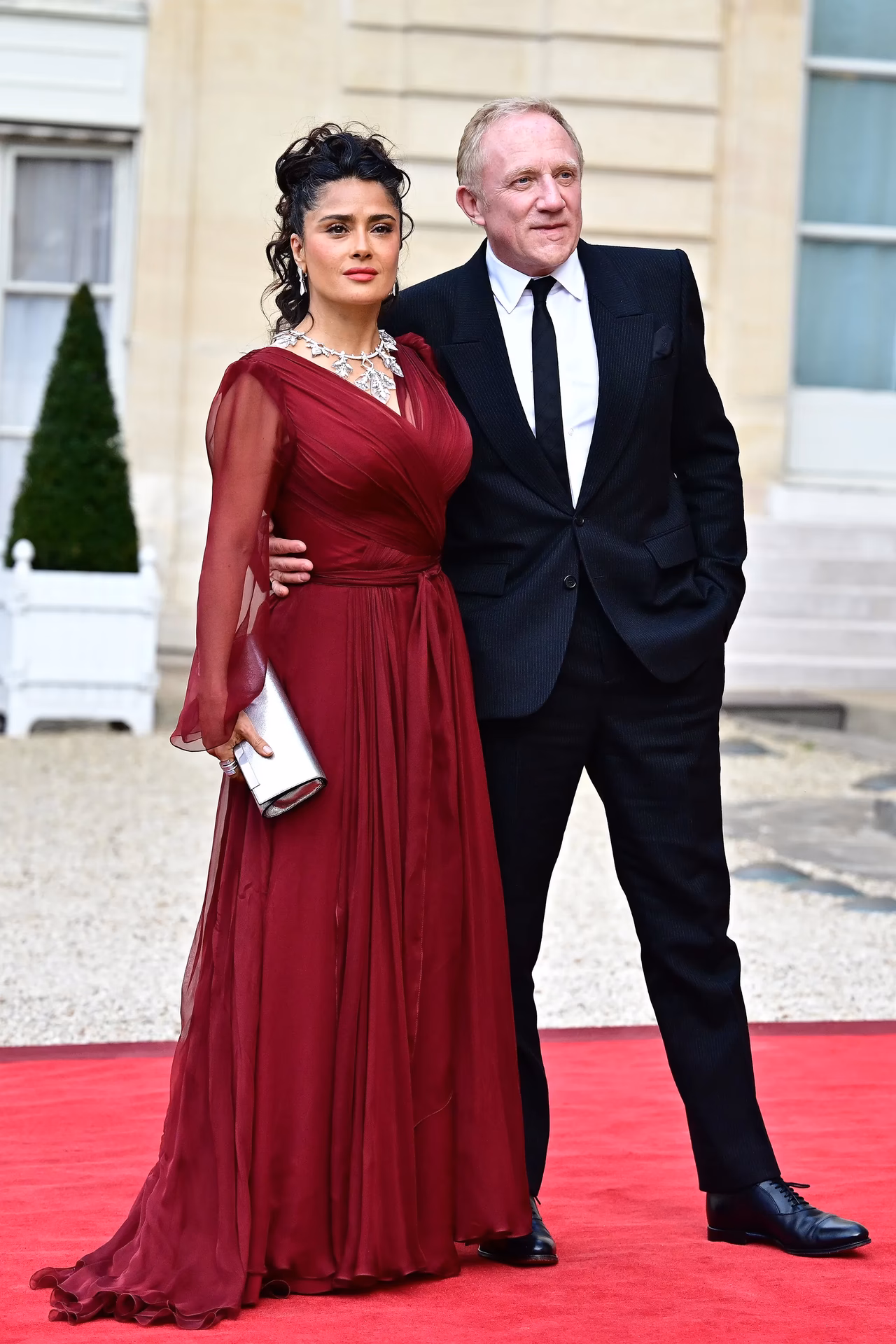 ¿Cómo combinar vestido vino con zapatos dorados?