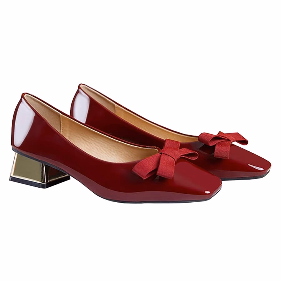 ¿Cómo combinar vestidos negros con zapatos rojos?