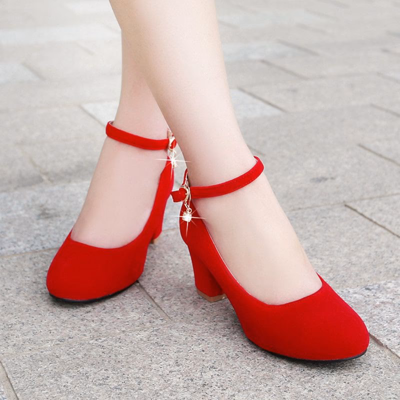 ¿Cómo llevar zapatos rojos para mujer?