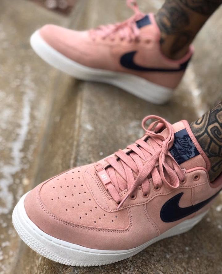 ¿Cómo combinar zapatillas rosas?