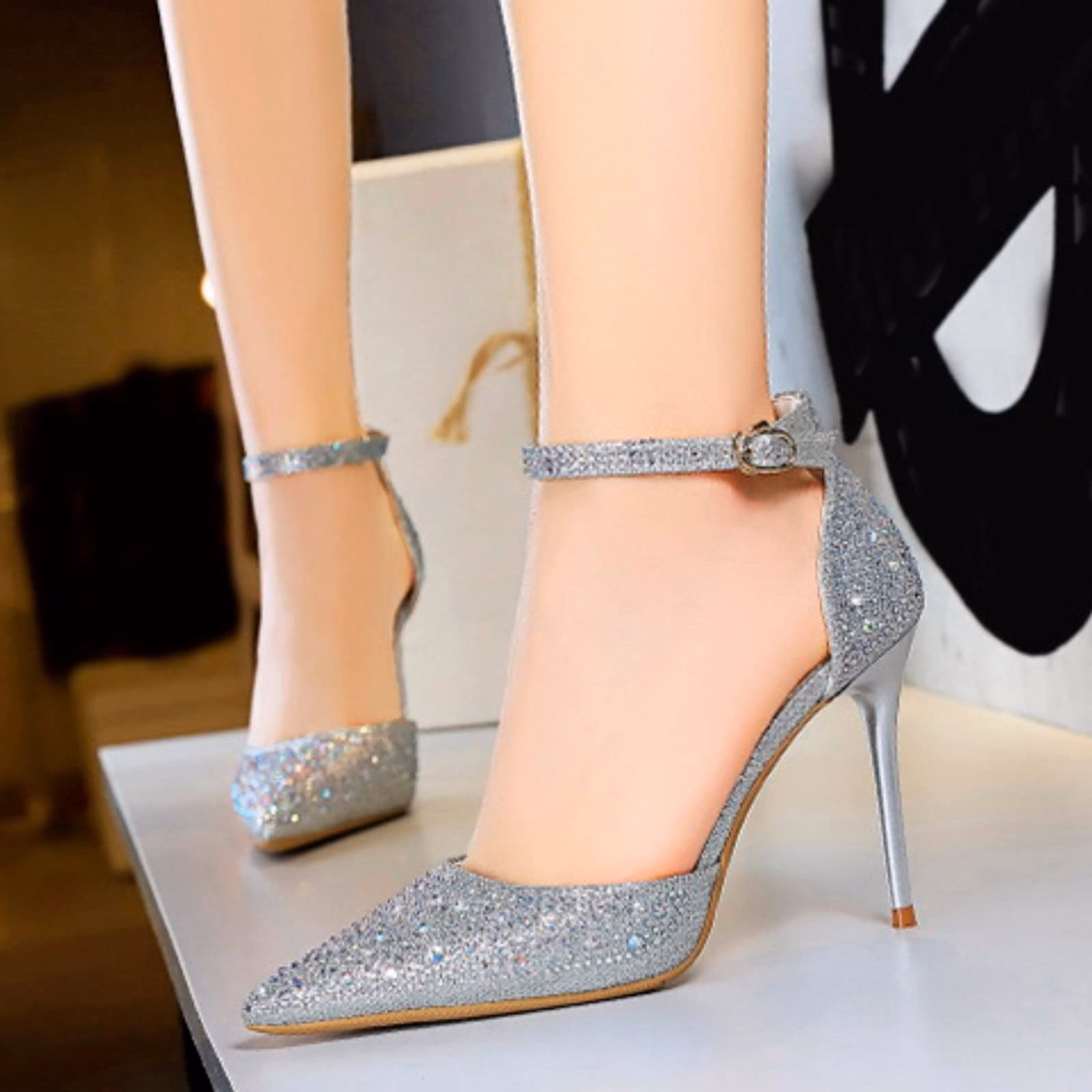 ¿Qué son los zapatos altos plateados de mujer?